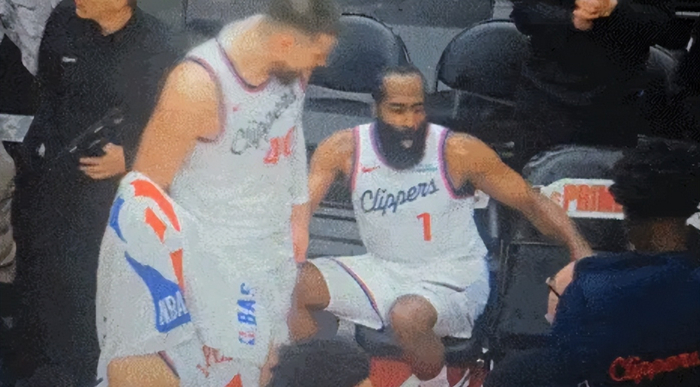 乐鱼体育-祖巴茨笑嘻嘻惹到哈登了！暂停时一把扯过来，态度与防守让人绝望|詹姆斯·哈登|克里斯-米德尔顿|伊维察-祖巴茨|伊维察·祖巴茨|多伦多猛龙队_新浪体育_新浪新闻