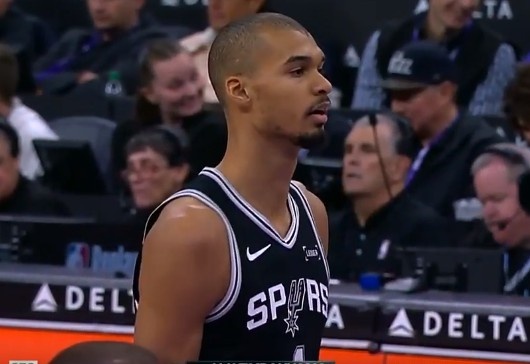 乐鱼网站-轻松两分我不要！文班切入空篮没上进 自投自抢抛投2+1带队12-0！