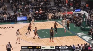 根本拦不住！字母哥突破举火烧天单臂劈扣继续得分