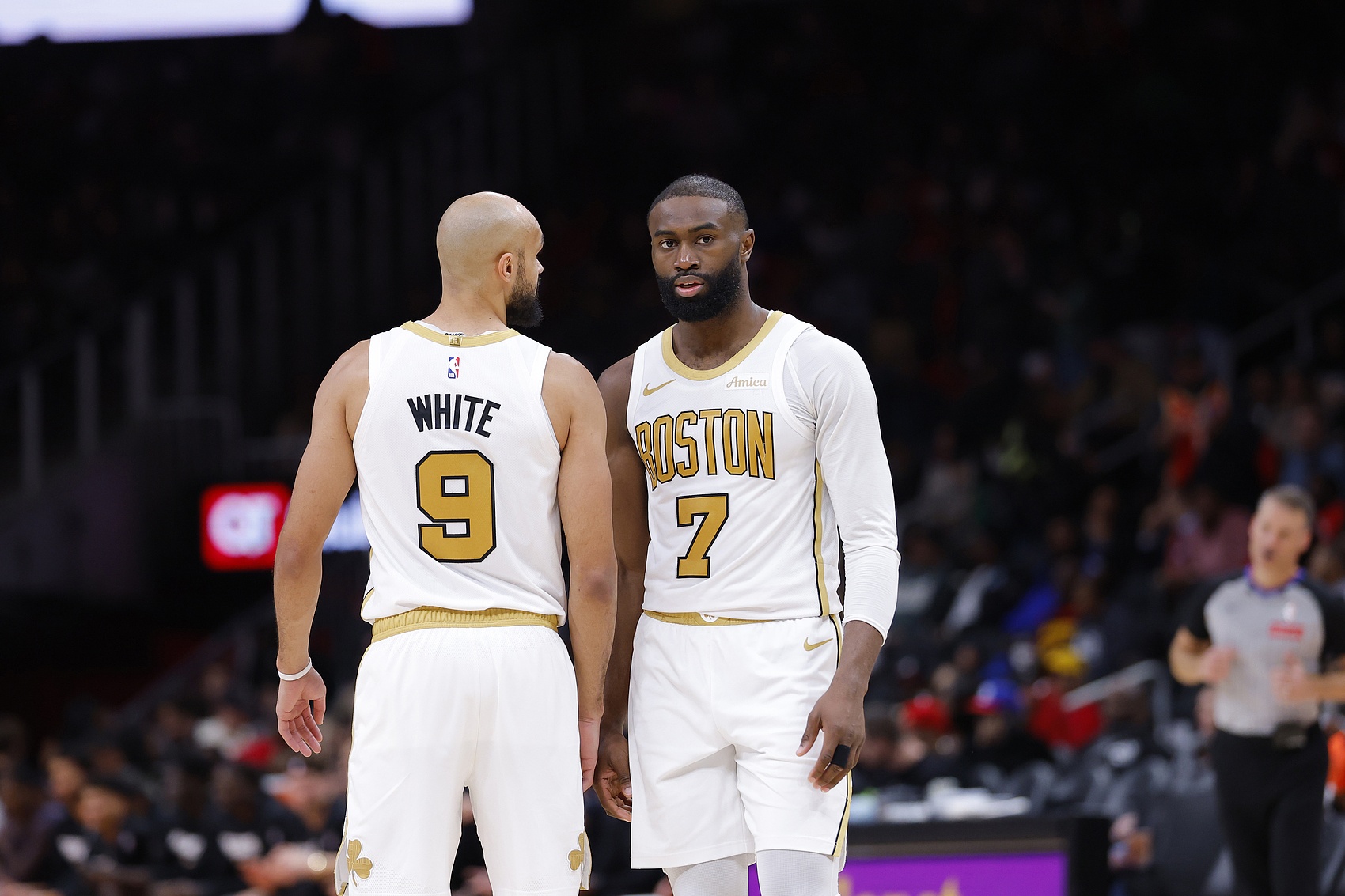 乐鱼中国体育-德里克·怀特:杰伦·布朗吃的第一个T没得说 但第二个T太扯了